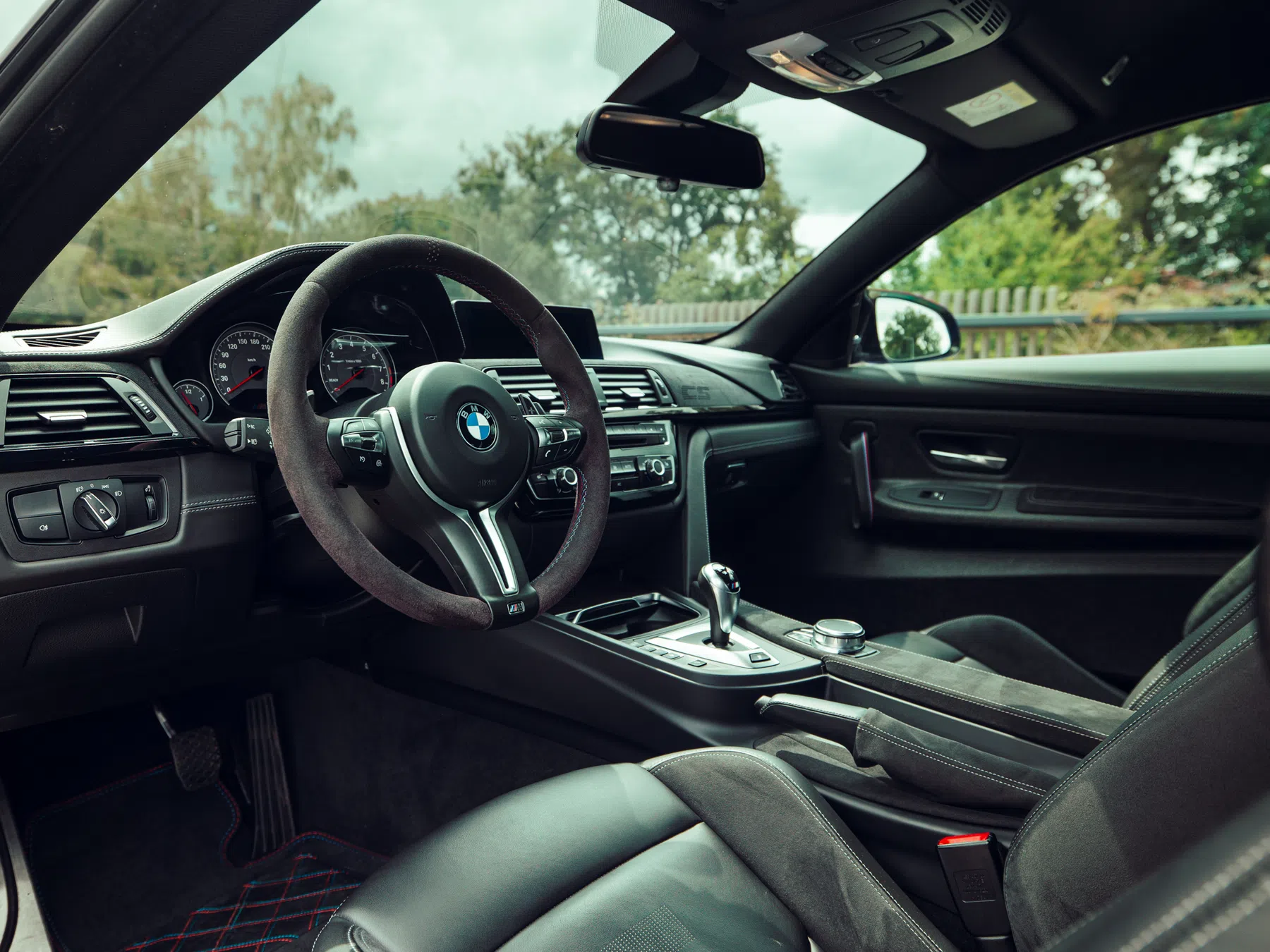 BMW M4 CS blauw